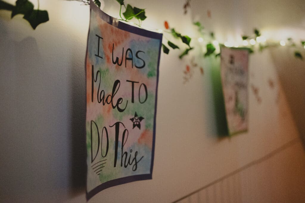 Birth affirmation sign hanging between twinkle lights reads "I was made to do this," used for mental preparation and emotional support. Picture by South Georgia birth photographer Sarah Johnson